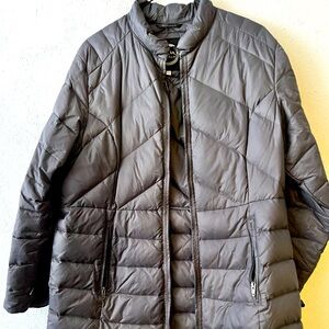 It is a gray coat, simple, comfortable and very little worn. Still new.